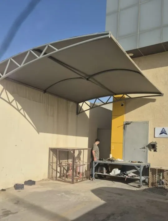 مظلات خشبية وبلاستيكية